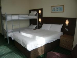 Large Family Room on-suite with Sea View room in Dutchman Hotel