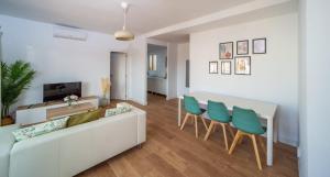 Stylish Apartment in Málaga Centro - Balcony and City View