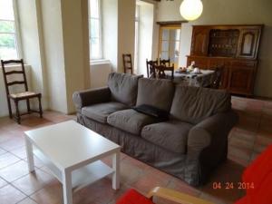 Ferme rénovée avec verger, 7 km du Mans, cheminée, 4 chambres, draps inclus, calme assuré - FR-1-410-251