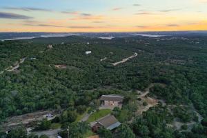 Hot Tub, Heated Infinity Pool, Perfect Hill Country Estate on 10 Acres
