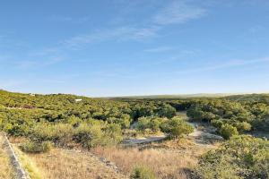 Hot Tub, Heated Infinity Pool, Perfect Hill Country Estate on 10 Acres