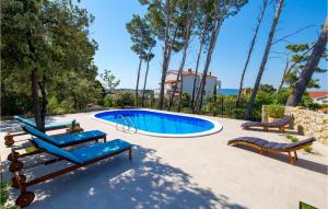 Amazing Home In Banjol With 3 Bedrooms, Wifi And Private Swimming Pool