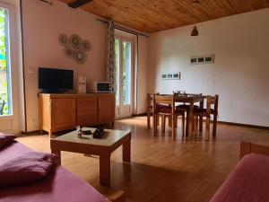 Gîte indépendant avec terrasse et garage à La Chabanne - FR-1-489-187