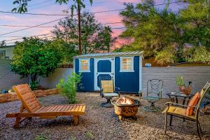Cute Peaceful Tiny House Getaway w Backyard