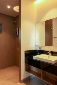 Shambhala grand villa by Cozy Lake