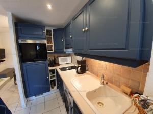 T2 climatisé au cœur de Cavalaire, avec terrasse, garage, proche des plages et commerces - FR-1-100-277