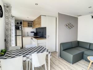 Maisons de vacances Mobil-Home Jullouville, 3 pieces, 4 personnes - FR-1-361A-48 : photos des chambres