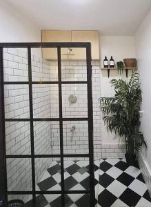 NEW Luxury Suite with pool and Netflix near Airport