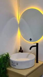 NEW Luxury Suite with pool and Netflix near Airport