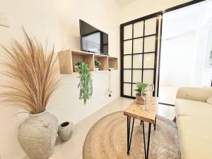 NEW Luxury Suite with pool and Netflix near Airport