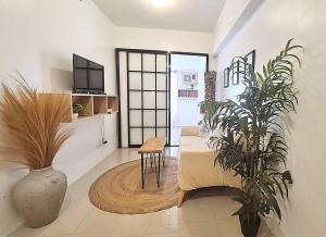 NEW Luxury Suite with pool and Netflix near Airport