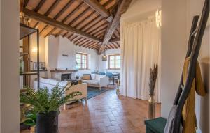 2 Bedroom Cozy Apartment In Castelmuzio