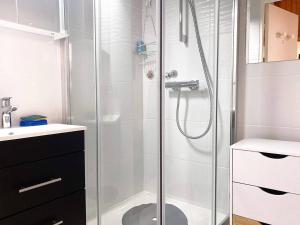 Appartement climatisé, 4 couchages, à 2 pas de la plage au Lavandou - FR-1-251-93
