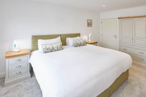 Host & Stay - Even Keel