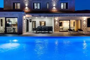 NEW! Stylish Villa Neven with 44sqm heated private pool, 4 en-suite bedrooms, 2 living and dining areas, wine cellar - Podgrađe