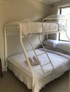 3 Bedroom Lakeview Cottage with DryingBike Room