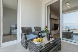 Luxury Apartment "Ema" with sea view & parking