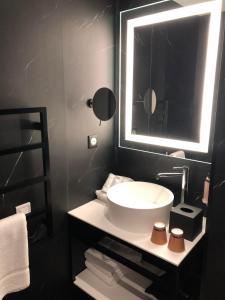 Hotels Best Western Plus Le Conquerant Rouen Nord : Chambre Double Classique avec Douche à l'Italienne Accessible aux Personnes à Mobilité Réduite