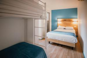 Hotels Kyriad Direct Bordeaux Est Lormont : Chambre Triple Standard avec 1 Lit Double et 1 Lit Superposé