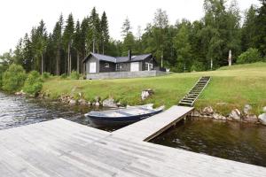 Cozy holiday home with its own jetty and panoramic views of Norra Orsjon