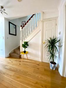NEW! Luxury YELLOW HOUSE Bright Modern Detatched Home with PRIVATE PARKING, NETFLIX Close Luton, M1, and AIRPORT Ideal for Families, Professionals, Consultants, LONGER STAY OPTIONS