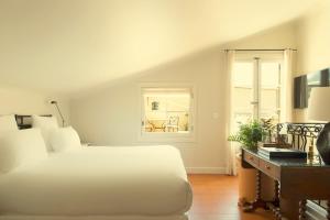 Prestige Tropezian room with Terrace and Sea View room in Hotel de la Ponche
