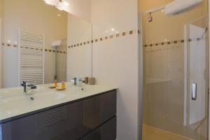 Duplex joliment décoré et sa cour ensoleillée