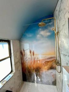 Gleis 1, Eisenbahn Waggon mit Whirlpool und Ofen