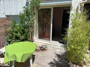 Chambre raisin 2p, pour 2 nuits max, a 6km du festival de piano de la roque d'anthéron à 100m de la piscine - 拉罗克当泰龙