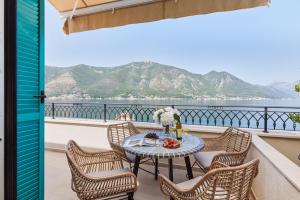 Penthouse on the Bay - 20m from the Beach