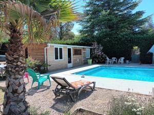 Chalet banane devant piscine, a 6km du festival de piano de la roque danthéron
