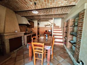 Casa rustica con terrazza e barbecue
