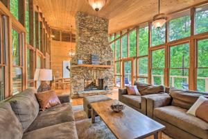Lakefront ‘Glass House’ Cabin w Mountain Views!