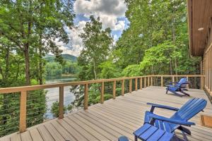 Lakefront ‘Glass House’ Cabin w Mountain Views!