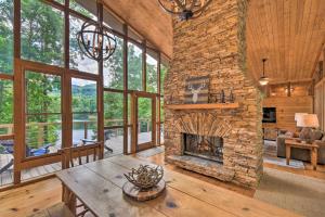 Lakefront ‘Glass House’ Cabin w Mountain Views!