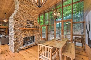 Lakefront ‘Glass House’ Cabin w Mountain Views!