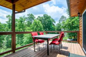 Pine Cove Cabin - Hot Tub, Game Room, Theater Room