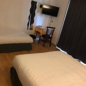 Hotels HOTEL LA GARENNE : photos des chambres