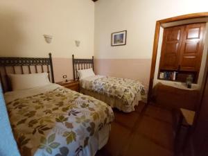 Villa-Sleeps4-Parking-Garden-Pool-NearAirport