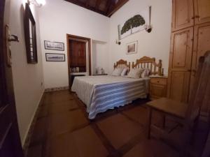Villa-Sleeps4-Parking-Garden-Pool-NearAirport