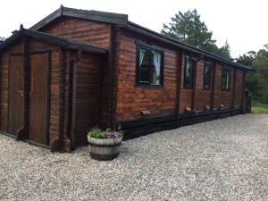 RIVERSIDE LODGE RETREAT