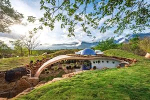 SaffronStays AsanjA Titaly, Murbad - hobbit inspired earth-shelter home with plunge pool - Ale