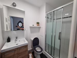 Sejours chez l'habitant UNE Chambre avec salle de bain, wc DANS UN APPARTEMENT FAMILIAL OU NOUS VIVONS !!!! : photos des chambres