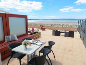 Apartment in top location, sea view, direct access to the beach, Plonévez-Porzay