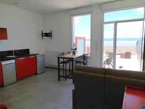 Appartements Apartment in top location, sea view, direct access to the beach, Plonevez-Porzay : photos des chambres