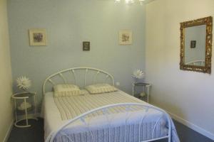 Hôtel Restaurant La Crèche et sa piscine intérieure - Logis Hôtels