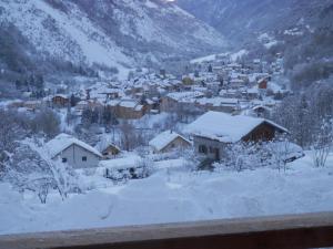 CHALET INDIVIDUEL TRES ENSOLEILLE AU CALME VUE IMPRENABLE