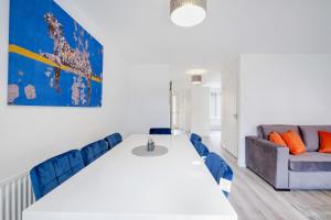 Modern 5 Bedroom 3 Bathroom Serviced House Aylesbury with parking By 360Stays
