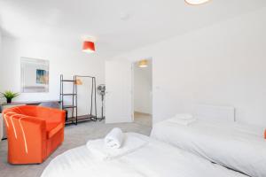 Modern 5 Bedroom 3 Bathroom Serviced House Aylesbury with parking By 360Stays