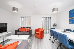 Modern 5 Bedroom 3 Bathroom Serviced House Aylesbury with parking By 360Stays
